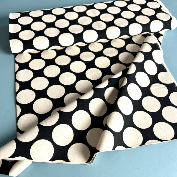 ST10141 robuster Canvas Stoff in schwarz mit großen cremefarbenen Punkten aus 100% Baumwolle