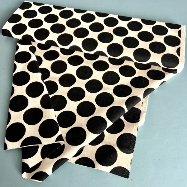 ST10140 robuster Canvas Stoff in offwhite mit großen schwarzen Punkten aus 100% Baumwolle