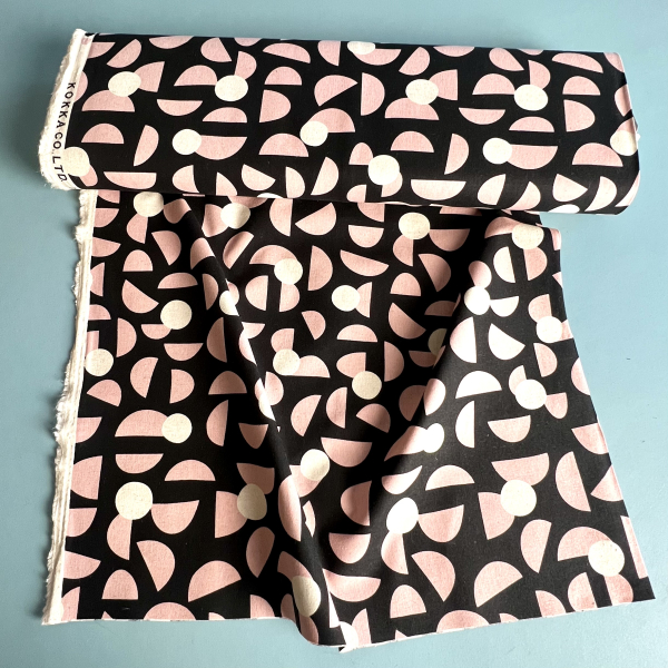 ST10150 Canvas Stoff Meterware KOKKA Stencil by Ellen Baker schwarz mit rosafarbenen Halbkreisen und cremefarbenen Kreisen