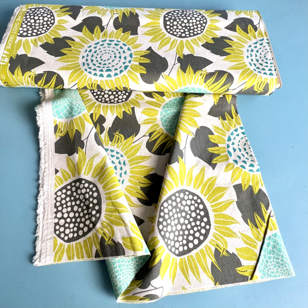 ST10151 Naturfarbener Canvas Cotton & Steel Front Yard by Sarah Watts mit großen, gelben, braunen & türkisen Sonnenblumen aus 45% Baumwolle und 55% Leinen zum Nähen von Taschen, Rucksäcken & Accessoires.