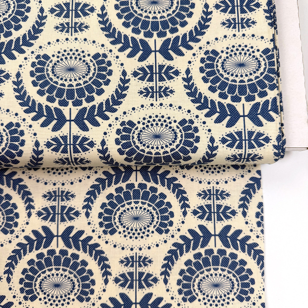 Baumwolle ST10217 Webware unelastisch Tilda Quilt Collection Tom Finnanger Lazy Days Collection creme blau Blumenmuster abstrakt  Detailansicht