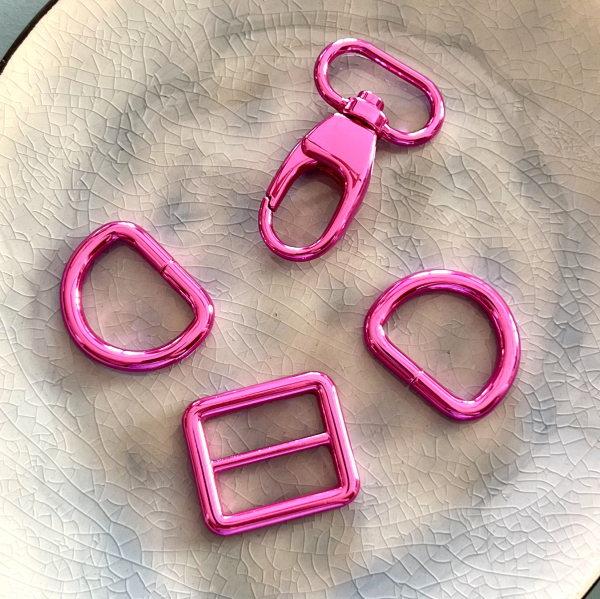 5er Set Taschenzubehör: Karabiner, Versteller, D-Ringe, pink