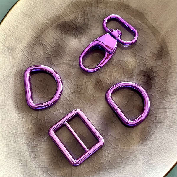 5er Set Taschenzubehör: Karabiner, Versteller, D-Ringe, lila