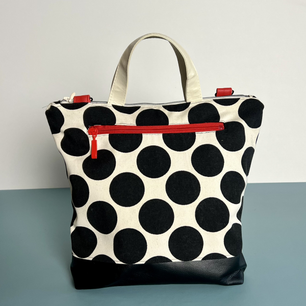 ST10140 robuster Canvas Stoff in offwhite mit großen schwarzen Punkten aus 100% Baumwolle Designbeispiel